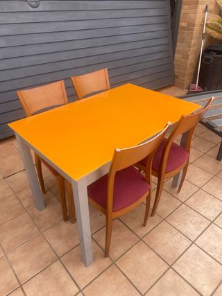 Mesa de cristal extensible y 4 sillas de madera