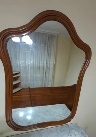 Espejo de madera con marco curvo