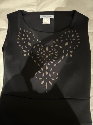 Vestido negro con escote calado.