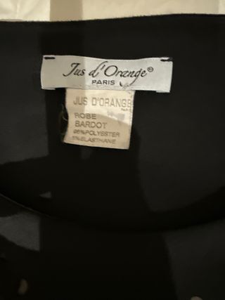 Vestido negro con escote calado.