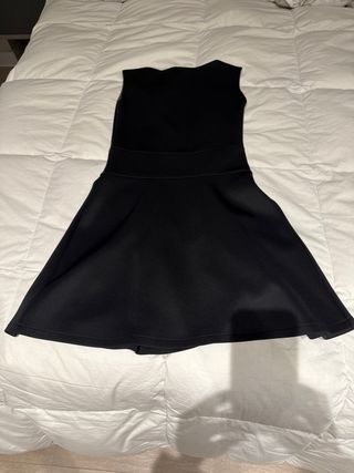 Vestido negro con escote calado.