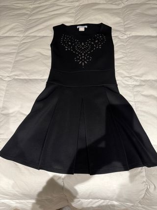 Vestido negro con escote calado.