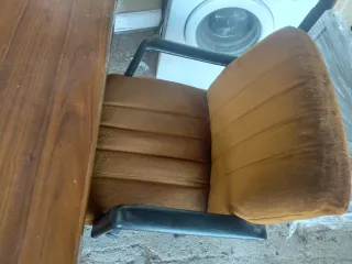 Escritorio de madera marrón bien cuidado