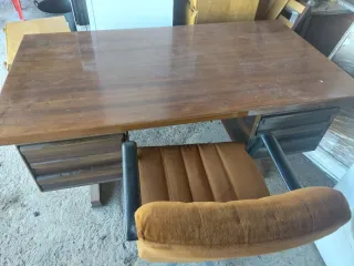 Escritorio de madera marrón bien cuidado