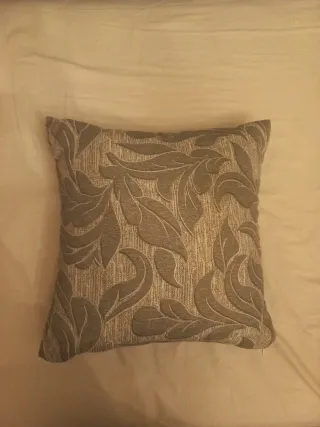 Almohada decorativa hojas grises