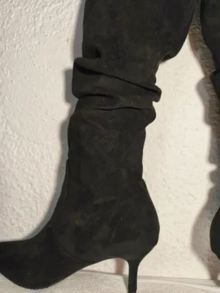 Botas altas negras tipo mosqueteras