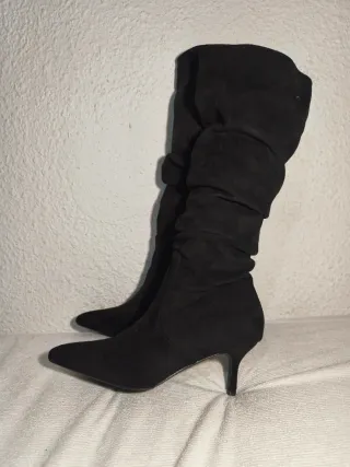 Botas altas negras tipo mosqueteras