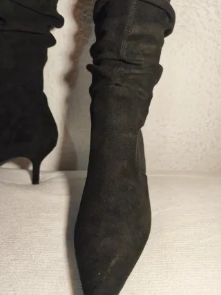 Botas altas negras tipo mosqueteras