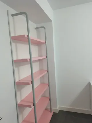 Estantería de pared rosa y gris