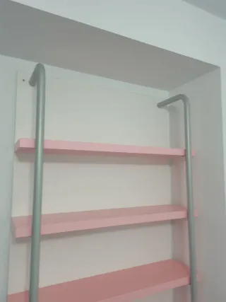 Estantería de pared rosa y gris