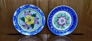 2 Platos de porcelana decorada.