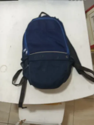 Mochila azul en buen estado ligera y resistente