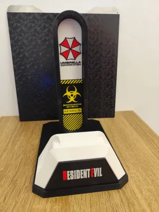 Soporte mando ps5 y auriculares de Resident Evil