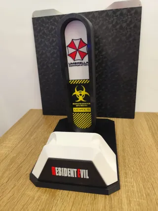 Soporte mando ps5 y auriculares de Resident Evil