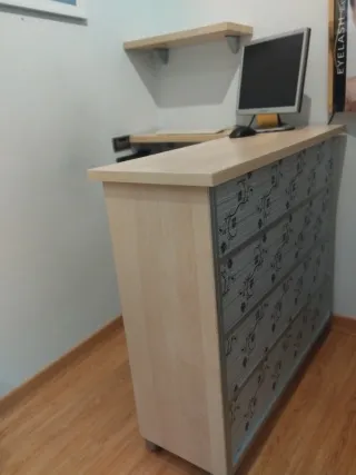 Mostrador de recepción de madera