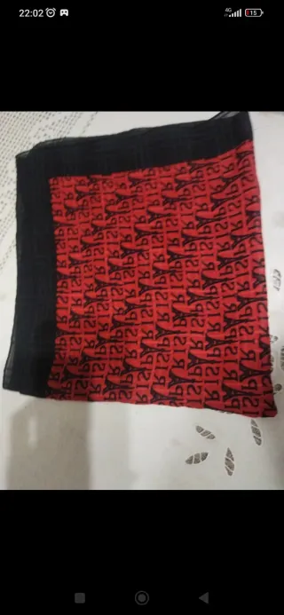 Lenço feminino vermelho com estampa