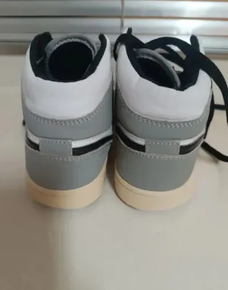 Zapatillas Jordan Air 1 Mid Gris Blanco