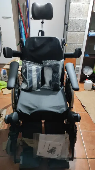 Sillas minusválidos nueva, reclinable y cervical.