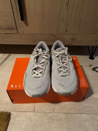 Nike Legend Essential 3 NN Talla 41 Nuevas