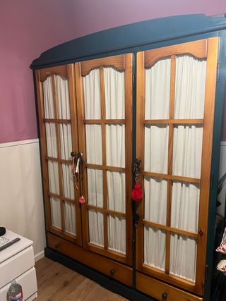Armario de madera con puertas de tela