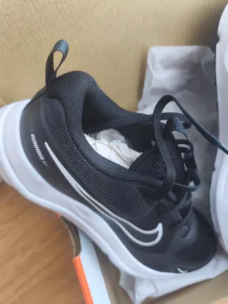 Nike Cosmic Run Zapatillas Negras Blancas