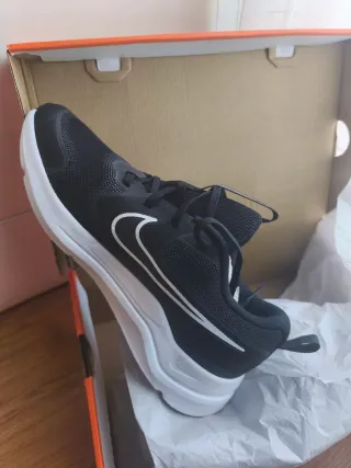 Nike Cosmic Run Zapatillas Negras Blancas