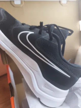 Nike Cosmic Run Zapatillas Negras Blancas