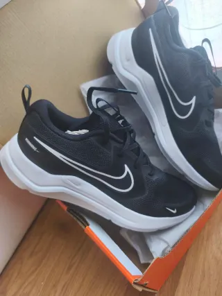 Nike Cosmic Run Zapatillas Negras Blancas