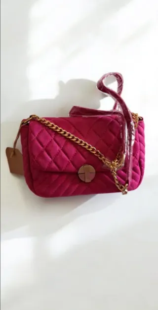 Bolso rosa acolchado con cadena dorada