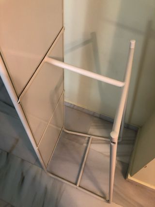 Espejo de cristal de pie de metal blanco