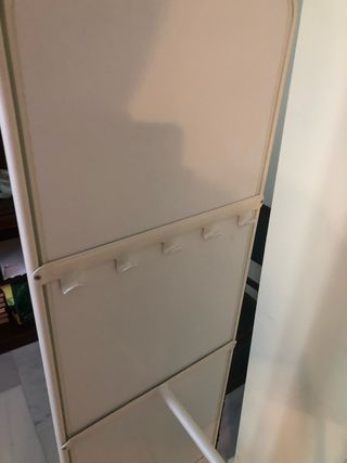 Espejo de cristal de pie de metal blanco