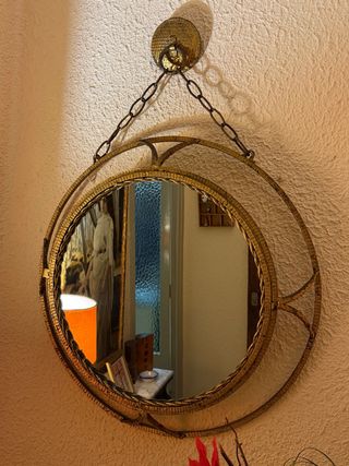 Espejo redondo dorado con cadena