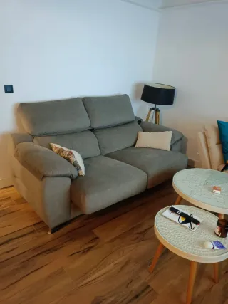 Sofá de tela gris y beige