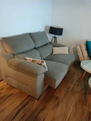 Sofá de tela gris y beige