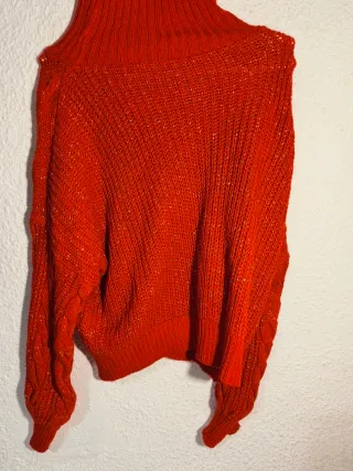 Jersey rojo cuello alto brillante