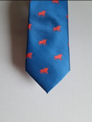Corbata de caballero con toros rojos