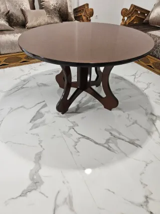 Mesa de comedor redonda madera oscura