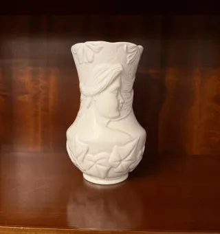 Jarrón de porcelana blanco con relieve