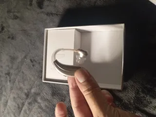 Amplificador de oído azul y dorado