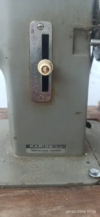 Máquina de coser Wertheim con mesa