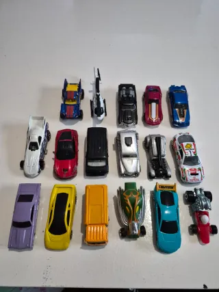 Lote 17 Carrinhos Hot Wheels e Similares 1/64