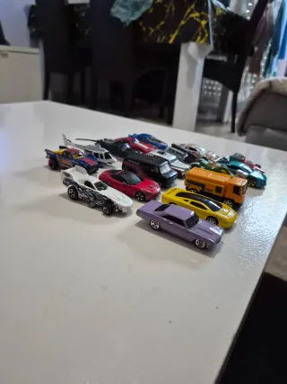 Lote 17 Carrinhos Hot Wheels e Similares 1/64