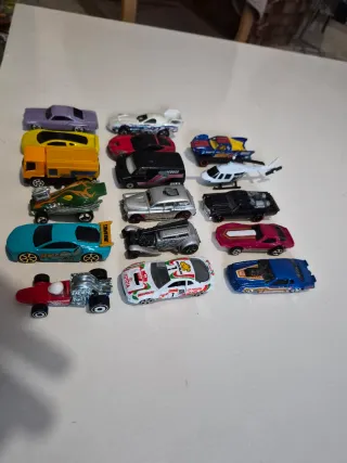 Lote 17 Carrinhos Hot Wheels e Similares 1/64