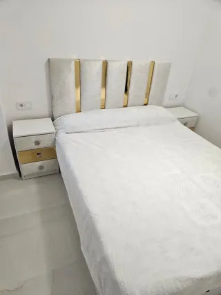 Cabecero de cama tapizado con detalles dorados