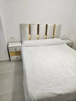 Cabecero de cama tapizado con detalles dorados