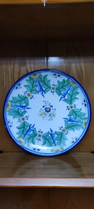 Plato de porcelana decorada.