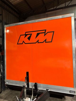 Remolque cerrado KTM