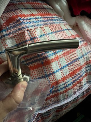 Manilla de puerta plateada