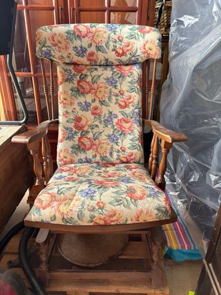 Mecedora floral de madera