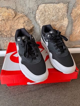 Nike Air Max 1 Essential Negro Gris y Blanco (43)